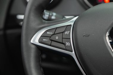 Novosibirsk, Rusya - 01 Temmuz 2021: Renault Kapture, ses kontrol düğmesi olan modern bir arabanın içi