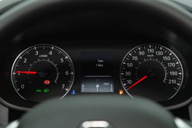 Novosibirsk, Rusya - 08 Temmuz 2021: Renault Arkana, yuvarlak gösterge paneli, hız göstergesi ve takometreye beyaz arka planda yakın çekim. modern araba iç mimarisi