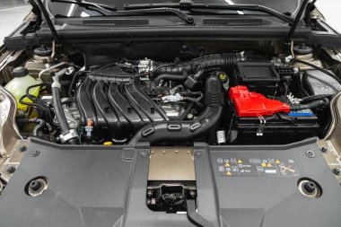 Novosibirsk, Rusya - 08 Temmuz 2021: Renault Arkana, temiz bir motor bloğunu kapatın. İçten yanmalı motor