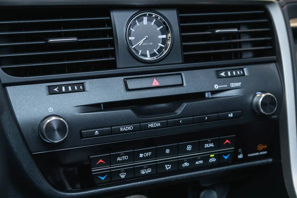 2021年9月24日 雷克萨斯Rx350 Lexus Rx350 用车内的空调按钮关闭汽车面板 — 图库照片