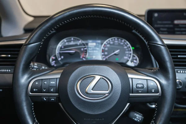 2021年9月24日 Lexus Rx350 带仪表盘的汽车内景 多功能方向盘 速度计 — 图库照片