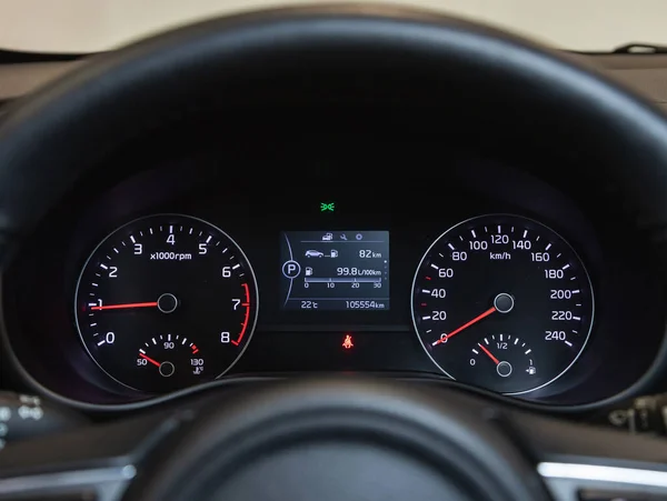 2021年9月24日 Kia Sportage Close Dashboard Speed Ometer Tachometer White Backlight — 图库照片