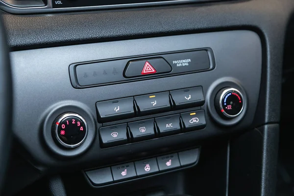 2021年9月24日 Kia Sportage 用车内的空调按钮关闭汽车面板 — 图库照片
