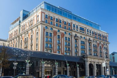 MOSCOW, RUSSIA - 13 Ekim 2021: Sovyet mimarisinin önde gelen bir temsilcisinin binasının yakın çekimi Ritz Carlton Hotel