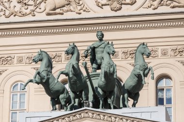 MOSCOW, RUSSIA - 13 Ekim 2021: Moskova 'nın merkezindeki Bolşoy Tiyatrosu cephesinin genel görünümü.