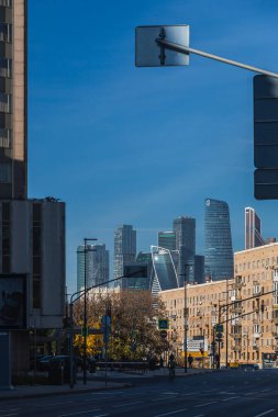 Moskova, Rusya - 13 Ekim 2021: Moskova 'nın eski yüksek binaları ve gökdelenleri ile zıt şehir