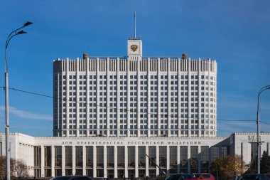 Moskova, Rusya - 14 Ekim 2021: Rusya Federasyonu Hükümet Binası 'nın Krasnopresnenskaya seti üzerine inşa edilmesine ilişkin genel görüş