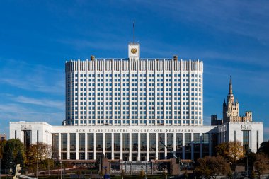 Moskova, Rusya - 14 Ekim 2021: Rusya Federasyonu Hükümet Binası 'nın Krasnopresnenskaya seti üzerine inşa edilmesine ilişkin genel görüş