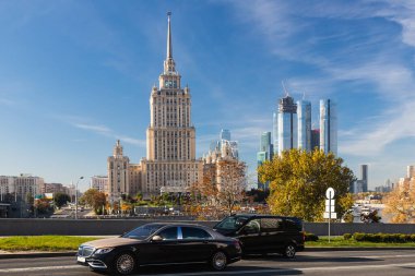 Moskova, Rusya - 14 Ekim 2021: Mercedes-Benz Maybach S-Sınıfı özerk bir şehir sokağı manzarası Radisson Royal Hotel Moscow, Hotel Ukrayna. 