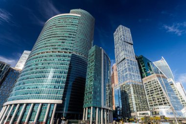 Moskova, Rusya - 14 Ekim 2021: Moskova şehri. Güneşli sonbahar gününde şehrin iş bölgesi 