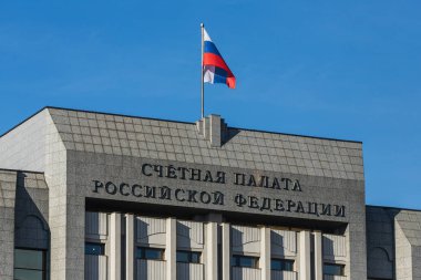 MOSCOW, RUSSIA - 13 Ekim 2021: Sovyet mimarisinin önde gelen bir temsilcisinin yüksek katlı binasının yakın çekimi. Rusya Federasyonu Hesap Odası