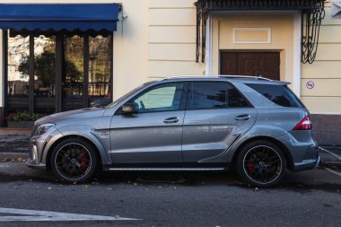 Moskova, Rusya - 13 Ekim 2021: Gümüş Mercedes-AMG GLE Ilık bir sonbahar gününde sokağa park edilmiştir.