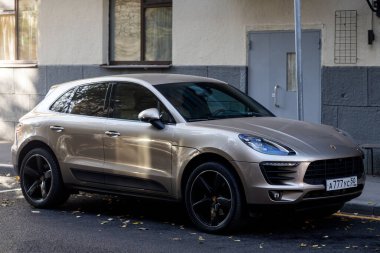 Moskova, Rusya - 13 Ekim 2021: Porsche Cayenne sıcak bir sonbahar gününde caddenin zeminine park etti.