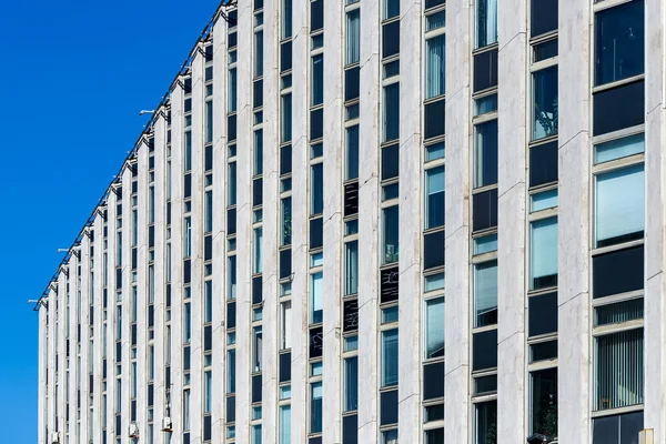 Fachada Edificio Moderno Con Líneas Limpias Ventanas Rectangulares Arquitectura Moderna — Foto de Stock