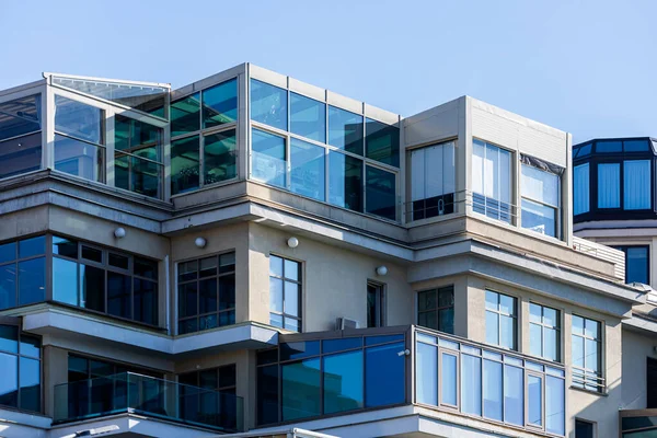 Edificio Oficinas Alta Tecnología Con Paredes Transparentes Que Reflejan Cielo — Foto de Stock