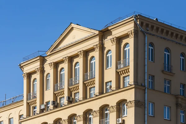 Фасад Представляет Собой Классическое Здание Желтого Камня Веревочными Окнами Колоннами — стоковое фото