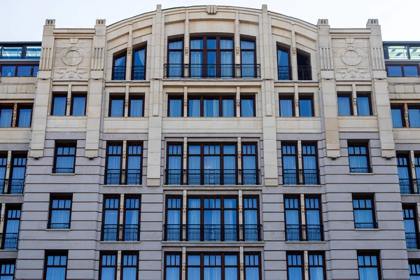 Fațada Este Clădire Clasică Din Piatră Ferestre Dreptunghiulare Coloană Balcon — Fotografie, imagine de stoc