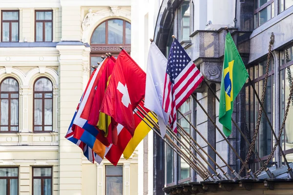 Fahnenmasten Wehen Die Nationalflaggen Vieler Länder Amerika Brasilien Der Schweiz — Stockfoto