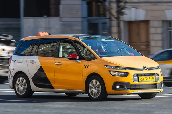 모스크바 러시아 2021 노란색 Citroen Picasso Yandex 택시가 가을에 공원의 — 스톡 사진