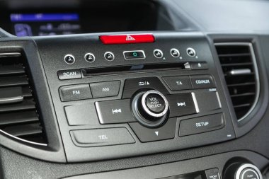 Novosibirsk, Rusya - 25 Eylül 2021: Honda CR-V, Car ses sistemi konsepti. Arabada müzik çalar. 