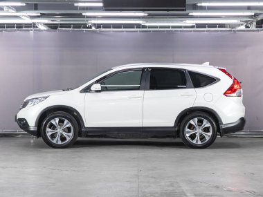 Novosibirsk, Rusya - 25 Eylül 2021: beyaz Honda CR-V, yan görüş. Park yerinde rahat bir araba.  