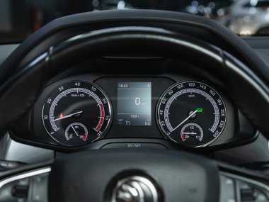 Novosibirsk, Rusya - 25 Eylül 2021: Skoda Kodiaq, siyah araba hız göstergesi. Torpido gözüne yakın çekim yapan bir araba..