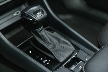 Novosibirsk, Rusya - 25 Eylül 2021: Skoda Kodiaq, dahili araç, otomatik vites kolu