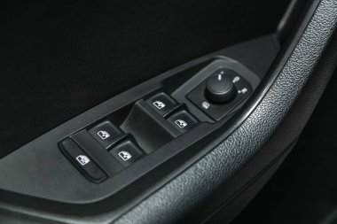 Novosibirsk, Rusya - 25 Eylül 2021: Skoda Kodiaq, araba kapısı iç kolluk pencere paneli, kapı kilidi düğmesi. İç ayrıntılar.