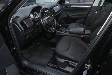 Novosibirsk, Rusya - 25 Eylül 2021: Skoda Kodiaq, direksiyon, vites kolu ve gösterge paneli, iklim kontrolü, hız göstergesi, ekran. Yeni bir stil mekanı.