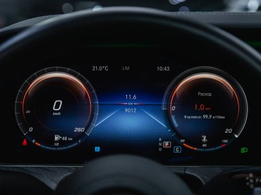 Novosibirsk, Rusya - 25 Eylül 2021: Mercedes-Benz E-sınıfı, siyah araba hız göstergesi. Torpido gözüne yakın çekim yapan bir araba..