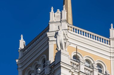 Moskova, Rusya - 13 Ekim 2021 Sovyet binasındaki bir adamın SSCB heykeli 