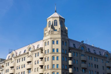 MOSCOW, RUSSIA - 14 Ekim 2021: perade yuvarlak balkonları olan klasik bir taş binadır. Sovyet mimarisi 