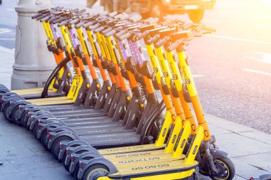 Moskova, Rusya - 14 Ekim 2021: Çok renkli elektrikli scooterlı sokak parkı Yandex, Whoosh, Urent parlak güneşin altında
