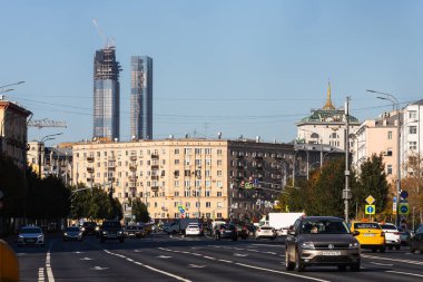 Moskova, Rusya - 14 Ekim 2021: Eski gökdelenlerin ve gökdelenlerin zıt şehri 