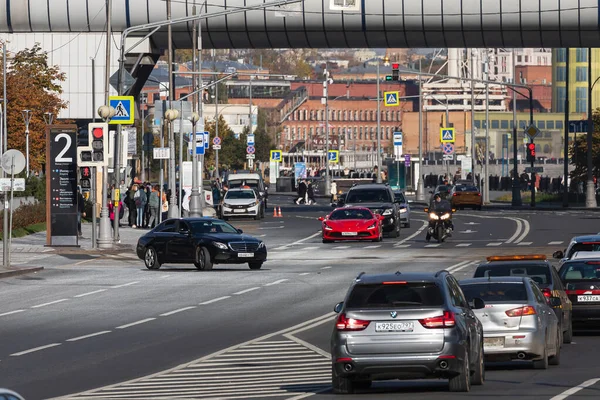 Moskwa Rosja Października 2021 Ruch Miejski Ruchliwa Ulica Historycznym Centrum — Zdjęcie stockowe