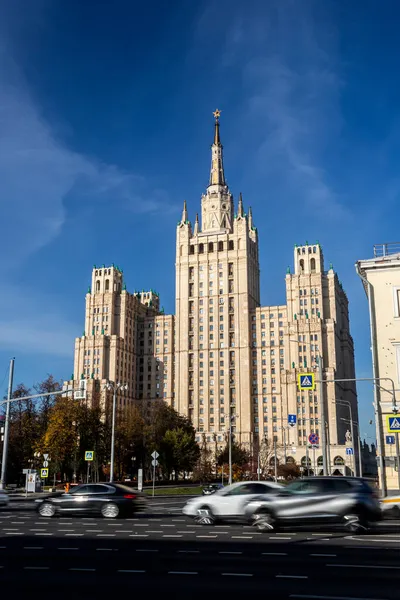 Moscú Rusia Octubre 2021 Vista Una Concurrida Calle Ciudad Parque —  Fotos de Stock