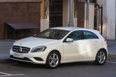 Moskova, Rusya - 13 Ekim 2021: Beyaz Mercedes A sınıfı bir sonbahar gününde bir binanın arka planına karşı sokağa park edilmiştir.