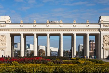 Moskova, Rusya - 14 Ekim 2021: Gorky Kültür ve Eğlence Parkının girişi. Sütun girişi