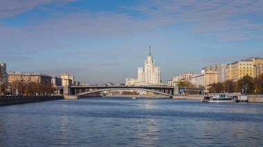 Moskova, Rusya - 14 Ekim 2021: Smolensky köprüsü ve Kotelnicheskaya seti üzerinde yüksek bir binaya karşı set 