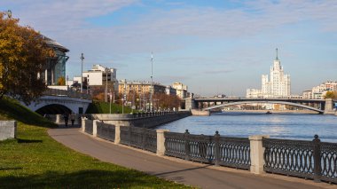 Moskova, Rusya - 14 Ekim 2021: Smolensky köprüsü ve Kotelnicheskaya seti üzerinde yüksek bir binaya karşı set 