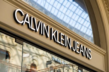 Moskova, Rusya - 14 Ekim 2021: Calvin Klein kot mağazasının imza panosu. GUM içinde CK butiği