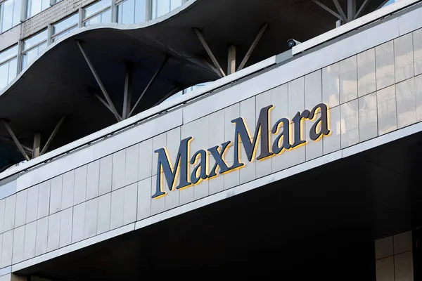 Moskova, Rusya - 14 Ekim 2021: MaxMara mağazasının imzası. GUM 'da MaxMara butiği