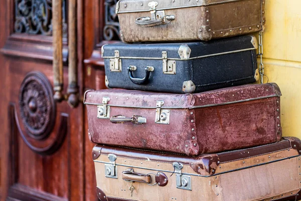 ヴィンテージ古典的な古いトランク荷物付きタグ 古いアンティーク革のスーツケース 旅行手荷物の概念 レトロ風フィルター写真 — ストック写真