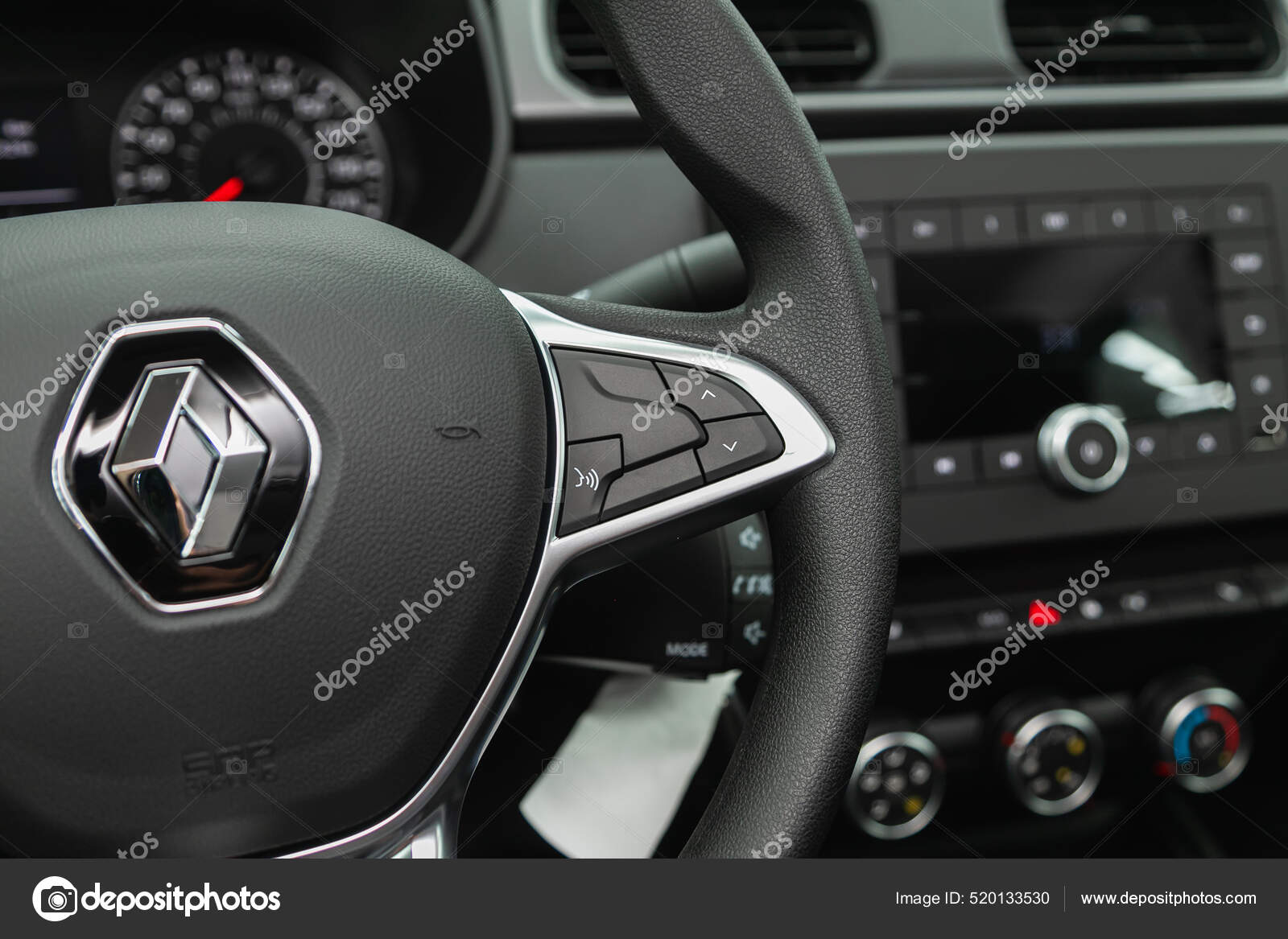 Nowosibirsk Russland Juli 2021 Renault Arkana Schwarzes Lenkrad Mit  Multifunktionstasten — Redaktionelles Stockfoto © everyonensk #520133530