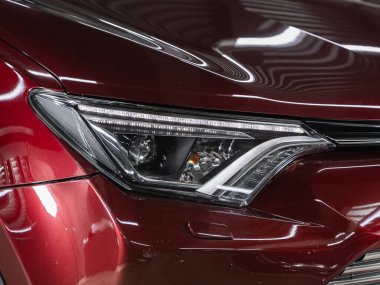 Novosibirsk, Rusya - 16 Temmuz 2021: Toyota RAV-4, yeni araba için detay ışığı. Dış detay 