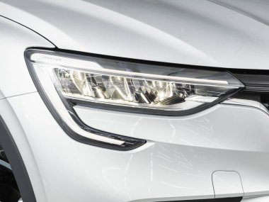 Novosibirsk, Rusya - 22 Temmuz 2021: Renault Arkana, Detaylı ışık, yeni arabaya yakın. Dış detay 