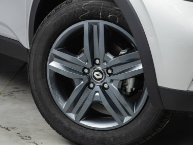 Novosibirsk, Rusya - 22 Temmuz 2021: Renault Arkana, tampon, alaşım tekerleği yakın çekim, kırılan araba detayı