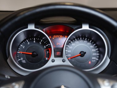 Novosibirsk, Rusya - 27 Temmuz 2021: Nissan Juke, siyah araba hız göstergesi. Torpido gözüne yakın çekim yapan bir araba..