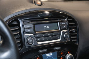 Novosibirsk, Rusya - 27 Temmuz 2021: Nissan Juke, radyo, oyuncu ve kontrol düğmesi olan siyah bir panele yakın çekim