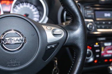 Novosibirsk, Rusya - 27 Temmuz 2021: Nissan Juke, hızlı kontrol için çok fonksiyonlu siyah direksiyon, yakın çekim